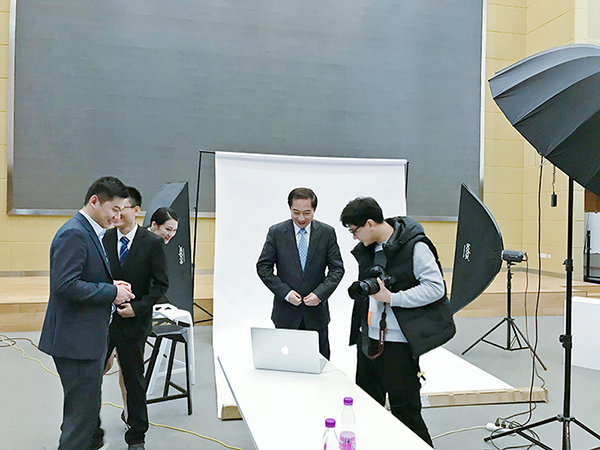 南京三宝科技公司员工商务职业形象照定制现象拍摄花絮-董事长总裁领导个人形象照/肖像照拍摄(图1)