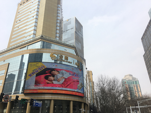 南京广告摄影公司-南京宣传海报摄影-南京平面摄影-弘阳装饰城主题海报广告拍摄出街案例(图2)