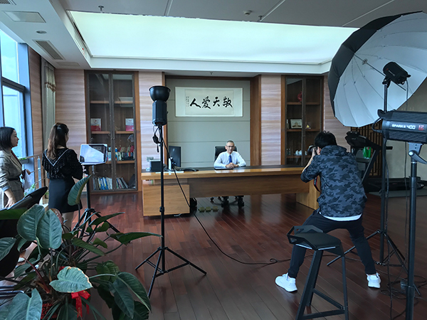健友股份-医药公司企业形象照宣传照拍摄-公司领导董事长高层老总个人形象照拍摄花絮(图2)